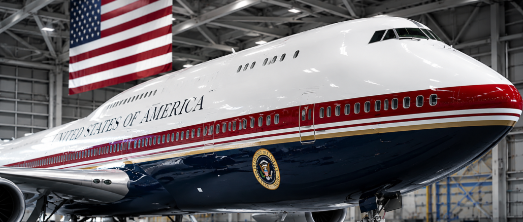 El nuevo Air Force One, un Boeing 747-8, durante su primera exhibición pública en la Base Conjunta Andrews.