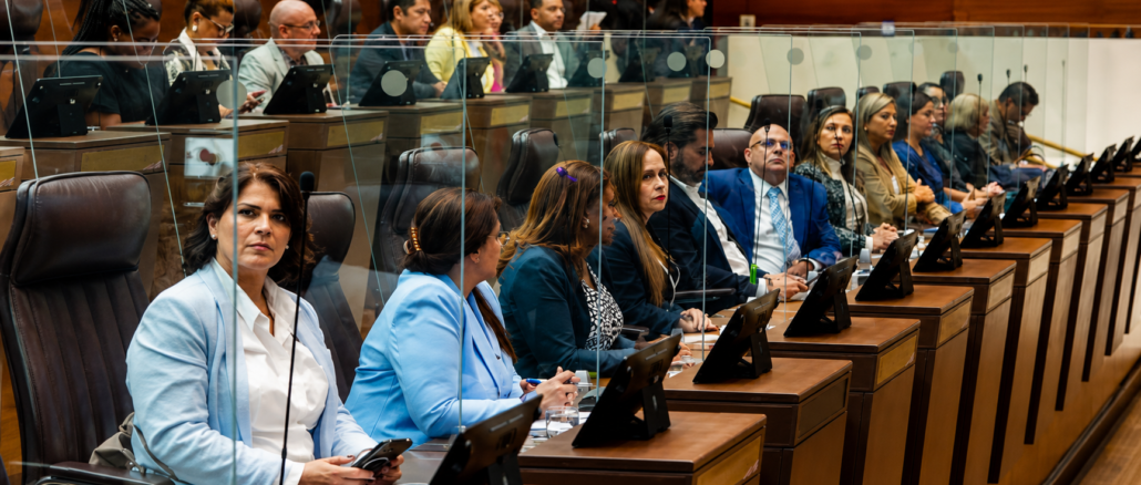 Diputados de la Asamblea Legislativa durante la discusión del proyecto relacionado con la crisis de Crucitas y la minería ilegal.