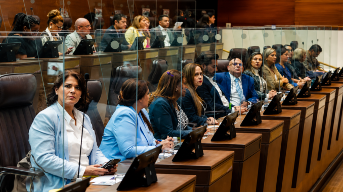 Diputados de la Asamblea Legislativa durante la discusión del proyecto relacionado con la crisis de Crucitas y la minería ilegal.