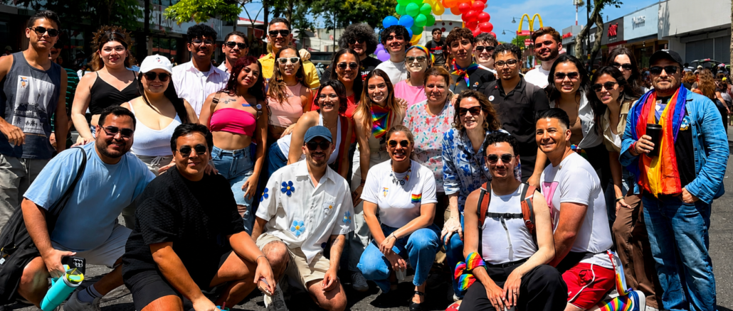 Militantes y simpatizantes del Partido Acción Ciudadana (PAC) participan en la Marcha del Orgullo 2026 en San José, Costa Rica.