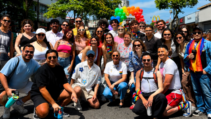 Militantes y simpatizantes del Partido Acción Ciudadana (PAC) participan en la Marcha del Orgullo 2026 en San José, Costa Rica.