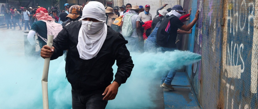 Manifestantes participan en protestas contra el Mundial 2026 en Ciudad de México mientras exigen mejoras salariales y cambios en el sistema de pensiones.