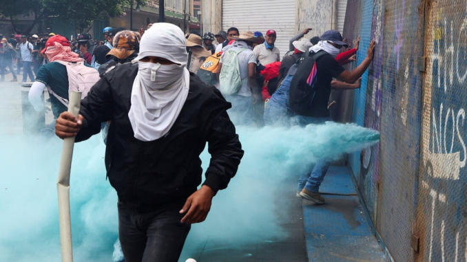 Manifestantes participan en protestas contra el Mundial 2026 en Ciudad de México mientras exigen mejoras salariales y cambios en el sistema de pensiones.