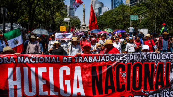 Miles de maestros de la CNTE participan en una protesta en Ciudad de México antes de la inauguración del Mundial 2026.