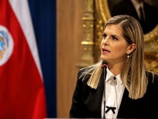 Laura Fernández durante la presentación de proyectos de seguridad y justicia ante la Asamblea Legislativa de Costa Rica.