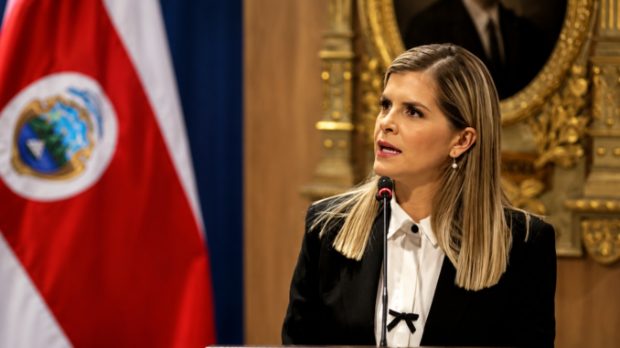 Laura Fernández durante la presentación de proyectos de seguridad y justicia ante la Asamblea Legislativa de Costa Rica.