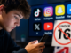 Adolescente utilizando un teléfono móvil mientras Reino Unido impulsa una ley para prohibir el acceso de menores de 16 años a redes sociales.