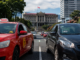 Taxi tradicional y vehículo de plataforma digital durante el debate sobre la regulación del transporte en Costa Rica.
