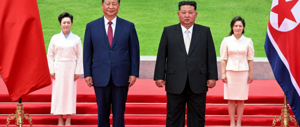 Xi Jinping y Kim Jong-un durante una reunión oficial que refleja la relación entre China y Corea del Norte.