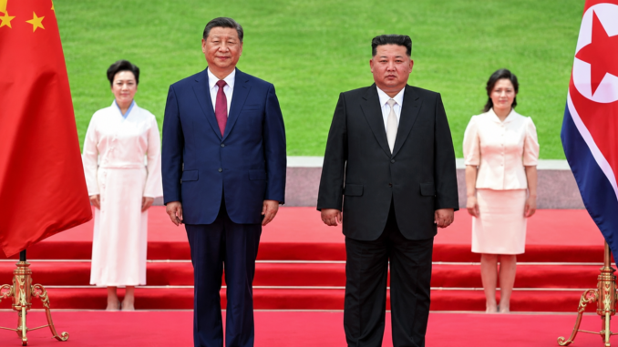 Xi Jinping y Kim Jong-un durante una reunión oficial que refleja la relación entre China y Corea del Norte.