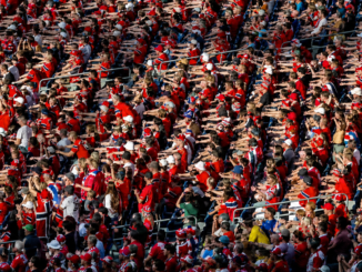 Aficionados de Noruega realizan la tradicional Remada Vikinga durante un partido del Mundial 2026.