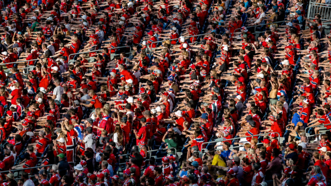 Aficionados de Noruega realizan la tradicional Remada Vikinga durante un partido del Mundial 2026.