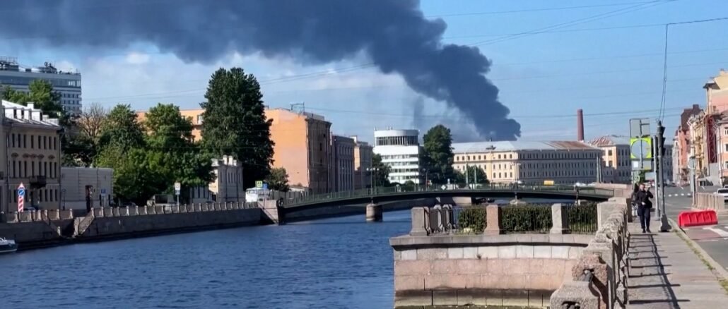 Incendio en una terminal petrolera de Rusia tras una ofensiva masiva de drones lanzada por Ucrania.