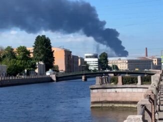 Incendio en una terminal petrolera de Rusia tras una ofensiva masiva de drones lanzada por Ucrania.