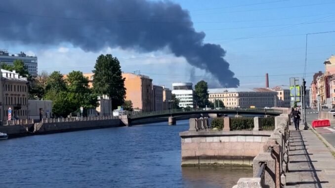 Incendio en una terminal petrolera de Rusia tras una ofensiva masiva de drones lanzada por Ucrania.