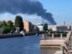 Incendio en una terminal petrolera de Rusia tras una ofensiva masiva de drones lanzada por Ucrania.