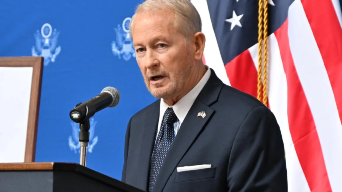 Ronald Johnson, embajador de Estados Unidos en México, durante una intervención pública en medio de tensiones diplomáticas con el gobierno mexicano.