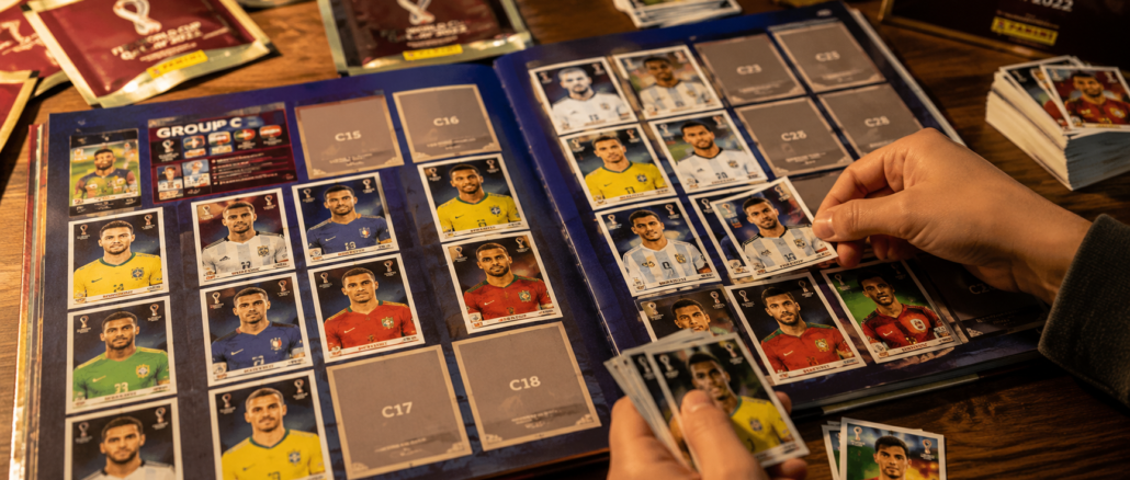 Secreto del álbum Panini representado por un coleccionista completando figuritas del Mundial de fútbol.