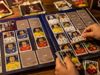 Secreto del álbum Panini representado por un coleccionista completando figuritas del Mundial de fútbol.