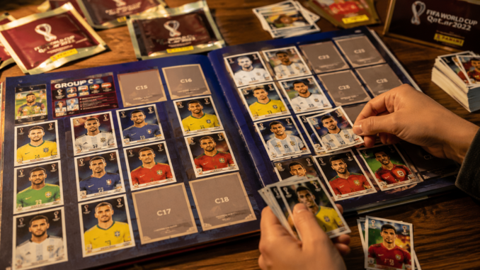 Secreto del álbum Panini representado por un coleccionista completando figuritas del Mundial de fútbol.