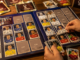 Secreto del álbum Panini representado por un coleccionista completando figuritas del Mundial de fútbol.