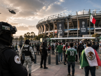 Operativo de seguridad para el Mundial 2026 en México con presencia de la Guardia Nacional y miles de aficionados llegando al estadio.