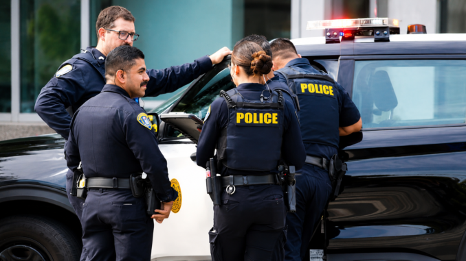 Agentes de policía investigan el tiroteo ocurrido en el fan fest del Mundial 2026 en San José, California.