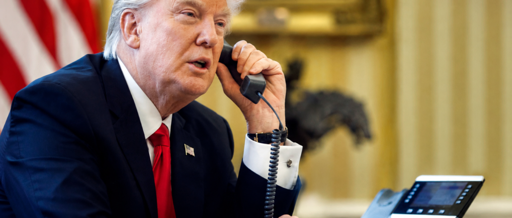 Donald Trump durante una llamada telefónica relacionada con las tensiones entre Estados Unidos, Israel e Irán.