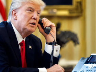 Donald Trump durante una llamada telefónica relacionada con las tensiones entre Estados Unidos, Israel e Irán.
