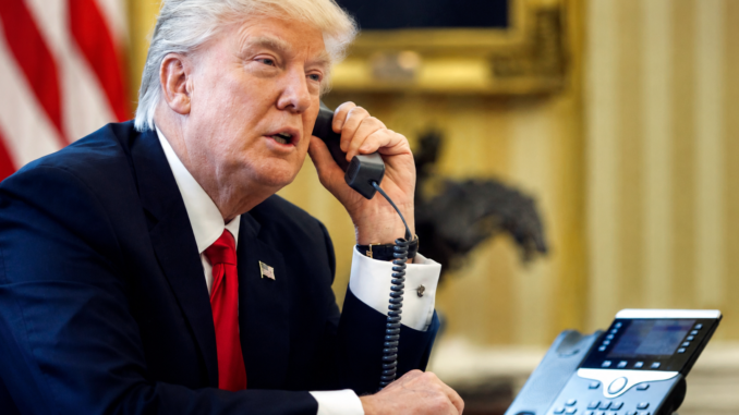 Donald Trump durante una llamada telefónica relacionada con las tensiones entre Estados Unidos, Israel e Irán.