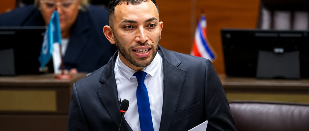 El diputado Wilson Jiménez durante su intervención en la Asamblea Legislativa, donde afirmó que los gobiernos desde Óscar Arias hasta Carlos Alvarado fueron inoperantes frente al problema de Crucitas.