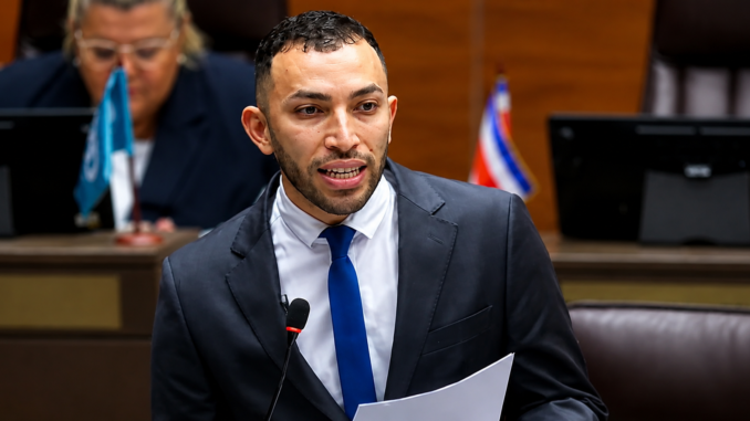 El diputado Wilson Jiménez durante su intervención en la Asamblea Legislativa, donde afirmó que los gobiernos desde Óscar Arias hasta Carlos Alvarado fueron inoperantes frente al problema de Crucitas.