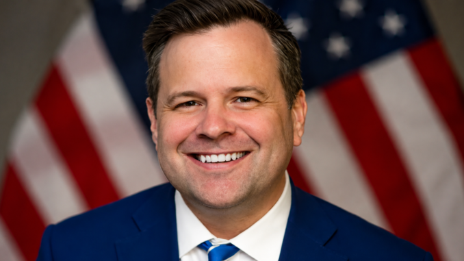 Bill Pulte, director interino de Inteligencia Nacional de Estados Unidos, durante un retrato oficial tras recibir autorización de Donald Trump para desclasificar documentos.