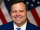 Bill Pulte, director interino de Inteligencia Nacional de Estados Unidos, durante un retrato oficial tras recibir autorización de Donald Trump para desclasificar documentos.