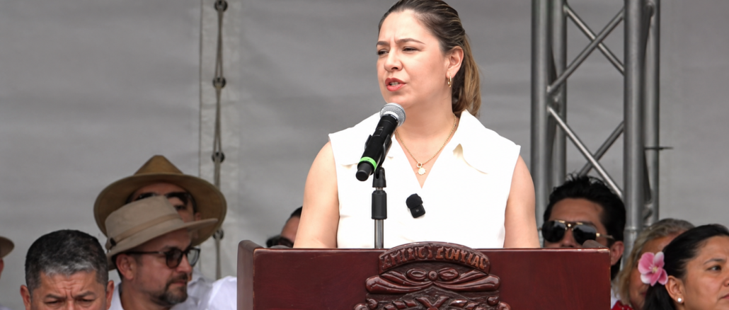 Claudia Dobles recibe silbidos y abucheos durante discurso en Parque Recaredo Briceño