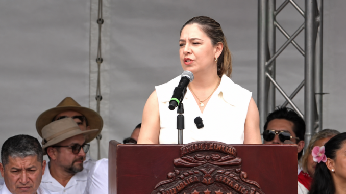Claudia Dobles recibe silbidos y abucheos durante discurso en Parque Recaredo Briceño