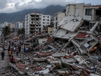 Edificios destruidos y calles cubiertas de escombros en La Guaira tras el doble terremoto que sacudió Venezuela.