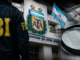 Agente del FBI frente a la sede de la Asociación del Fútbol Argentino (AFA), en una ilustración sobre la investigación por presuntas operaciones financieras millonarias.