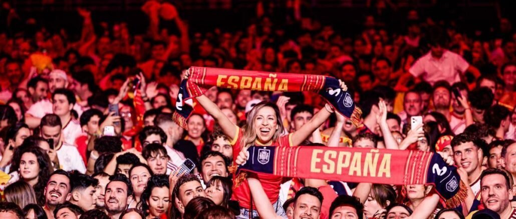 Aficionados en una fiesta de celebración por el mundial con banderas de España, fotografía de Carlos Luján para Europa Press.