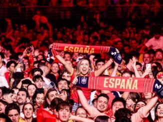 Aficionados en una fiesta de celebración por el mundial con banderas de España, fotografía de Carlos Luján para Europa Press.