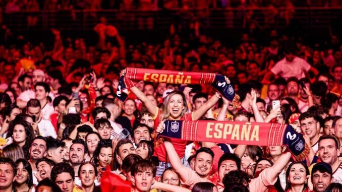 Aficionados en una fiesta de celebración por el mundial con banderas de España, fotografía de Carlos Luján para Europa Press.