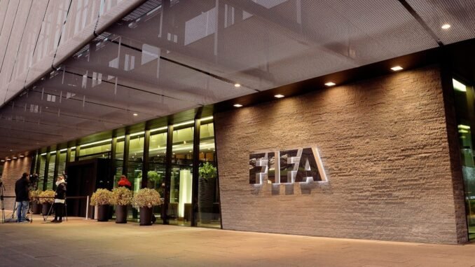Análisis sobre la corrupción de la FIFA y la vigilancia biométrica en el Mundial 2026.