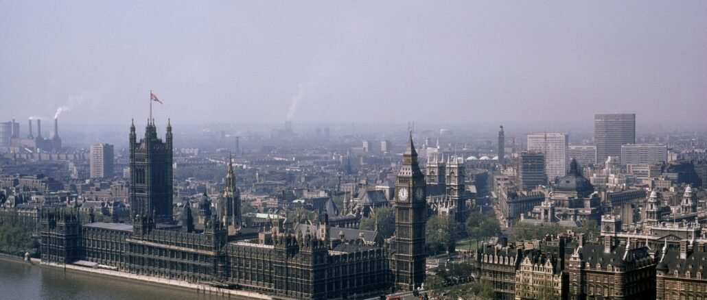 Horizonte de Londres con el Big Ben y el Palacio de Westminster, sede del debate sobre el financiamiento político en el Reino Unido.