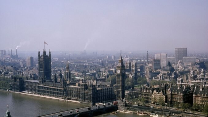 Horizonte de Londres con el Big Ben y el Palacio de Westminster, sede del debate sobre el financiamiento político en el Reino Unido.