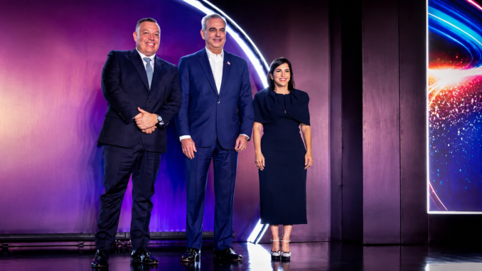 Francisco Gamboa junto al presidente Luis Abinader durante la inauguración del Americas Investment Forum 2026 en Santo Domingo.