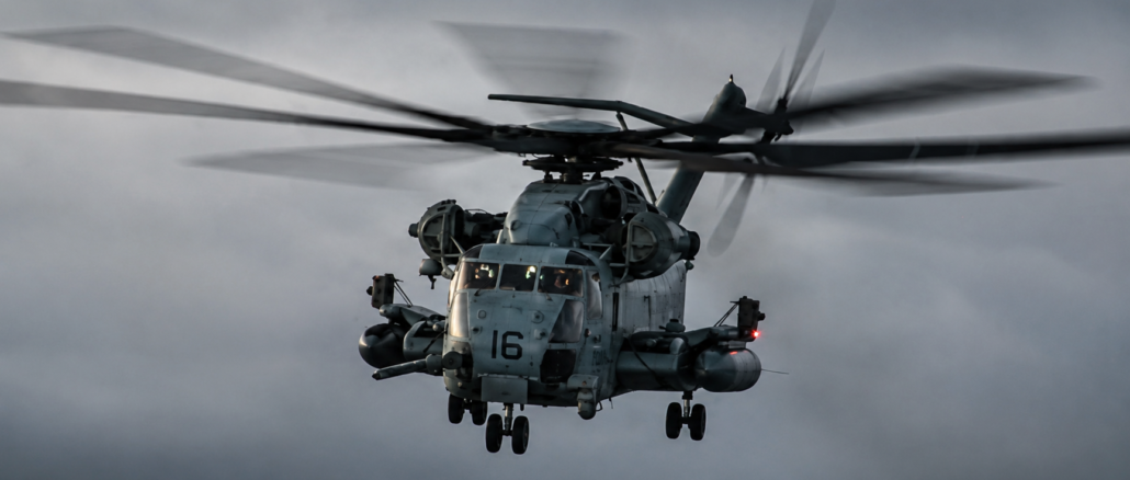 Estados Unidos Irán ataques: helicóptero militar estadounidense durante una operación del CENTCOM en Oriente Medio.