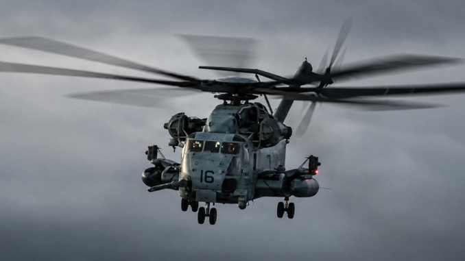 Estados Unidos Irán ataques: helicóptero militar estadounidense durante una operación del CENTCOM en Oriente Medio.