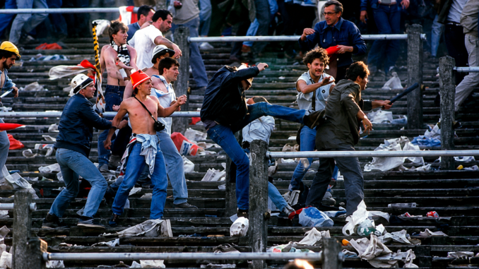 Aficionados violentos conocidos como hooligans se enfrentan en las gradas de un estadio durante un partido de fútbol en Inglaterra.