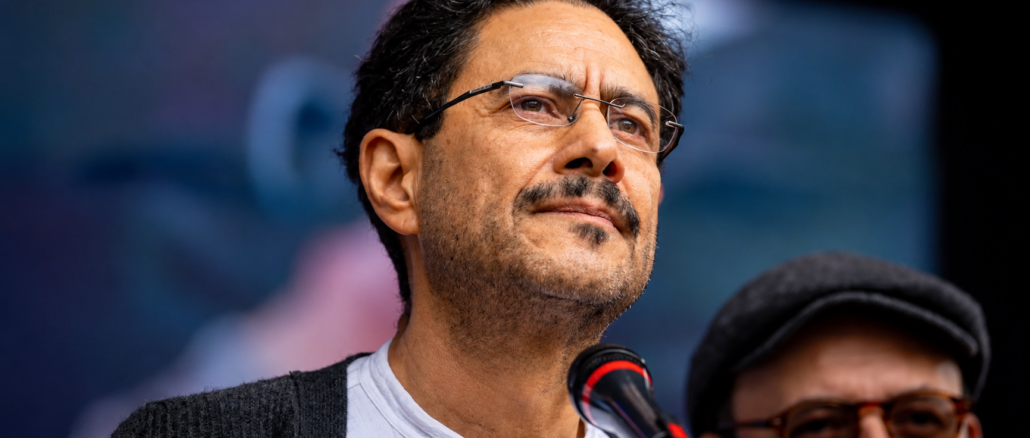 El senador colombiano Iván Cepeda durante una intervención pública en medio de la polémica por la ciudadanía estadounidense del presidente electo Abelardo de la Espriella.