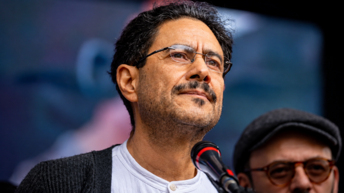 El senador colombiano Iván Cepeda durante una intervención pública en medio de la polémica por la ciudadanía estadounidense del presidente electo Abelardo de la Espriella.